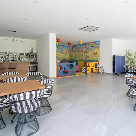 Luxury 1 Bedroom Flat In * אלאניה